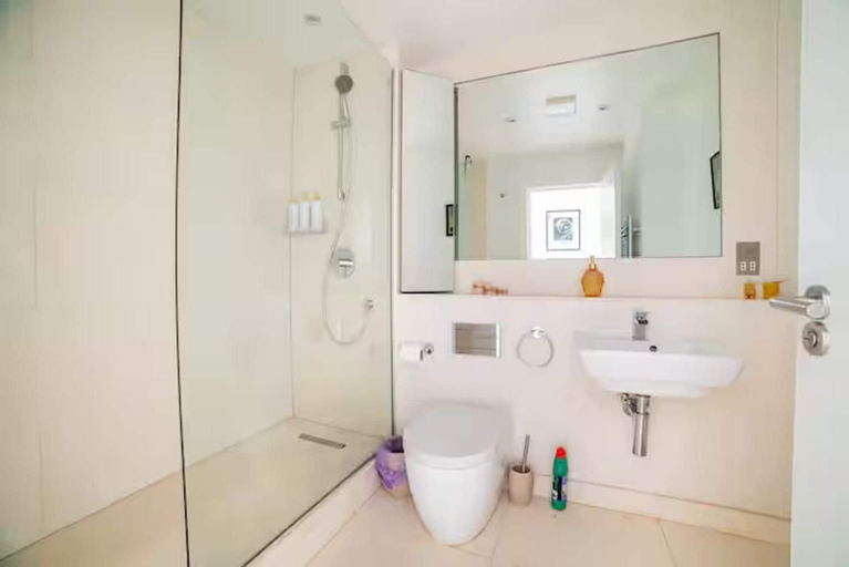 Bathroom 2, Apartment Sleeps 4 Near Windsor Castle, Slough