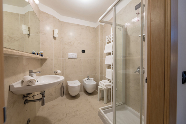 Bathroom 4, Olympic Royal, Trento