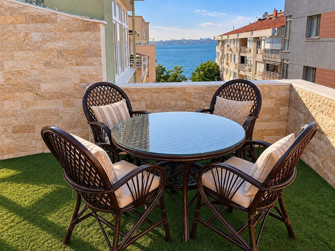Outdoor dining, moda pansiyon, Kadıköy