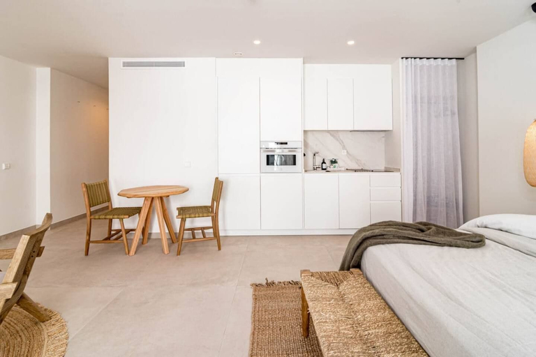 Room 5, A5- Seaclub Suites by Roomservices, Málaga
