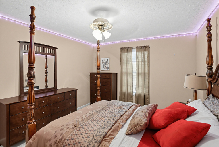 Room 3, Comfy Family Basecamp Vine Grove 3 Bedroom Home, Hardin