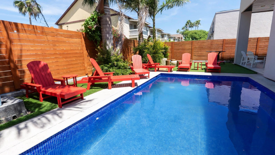Primary image, Sleeps 12, Pool, Walk To Beach 3 Bedroom Townhouse, Cameron