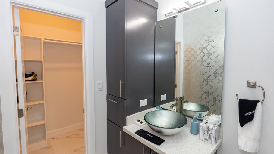 Bathroom 5, Sleeps 12, Pool, Walk To Beach 3 Bedroom Townhouse, Cameron