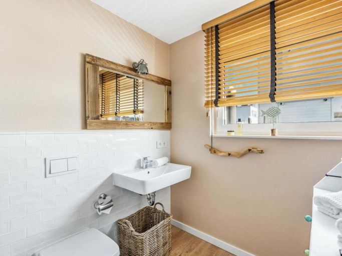 Bathroom 5, Houseboat in Olpenitz With Swimming Pool, Schleswig-Flensburg