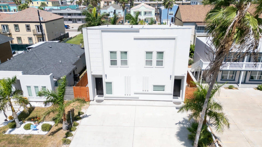 Exterior 5, Private Pool Entire 6br Duplex 6 Bedroom Townhouse, Cameron
