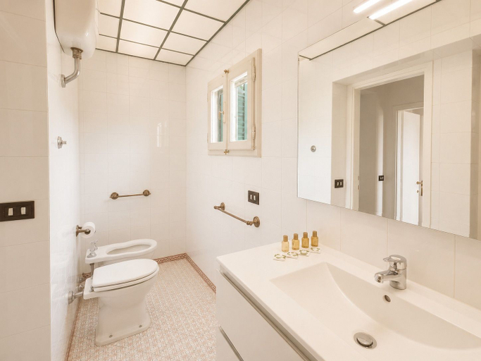 Bathroom 3, Gignoro, Florence