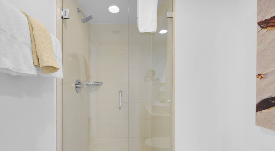 Room 2, Unique 2BR Apartment Gym Pool, Broward