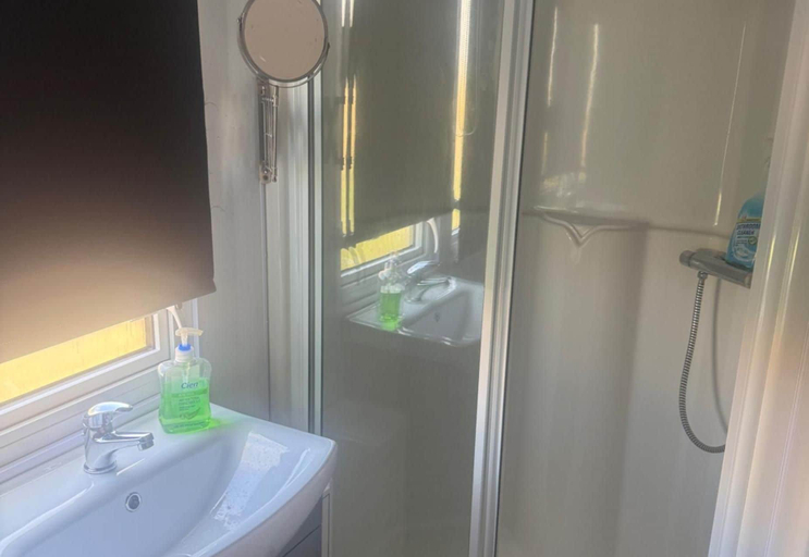 Bathroom 4, Caravan Sleeps 6 With Indoor Pool on Site, Essex