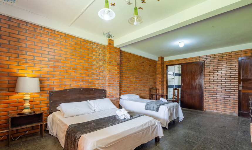 Room 5, Large 3-bedroom House in Penha Sel0068, Penha