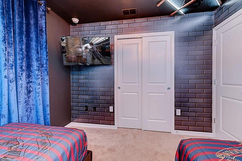 Room 2, 5BR Windsor Cay Home Near Disney With Pool, Lake