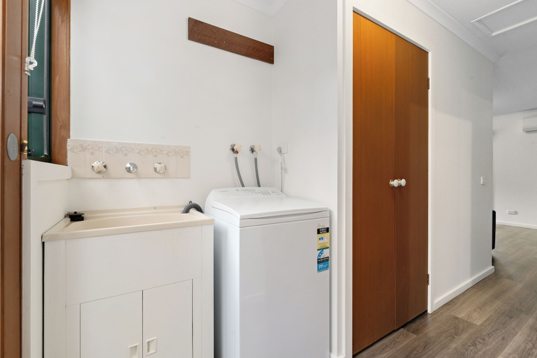 Bathroom 4, BIG4 Tiny Away Stay – Seymour Riverside, Mitchell - North