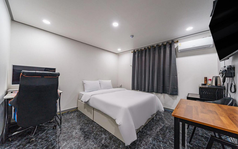 Bedroom 2, On and Off(Sungui Station), Nam