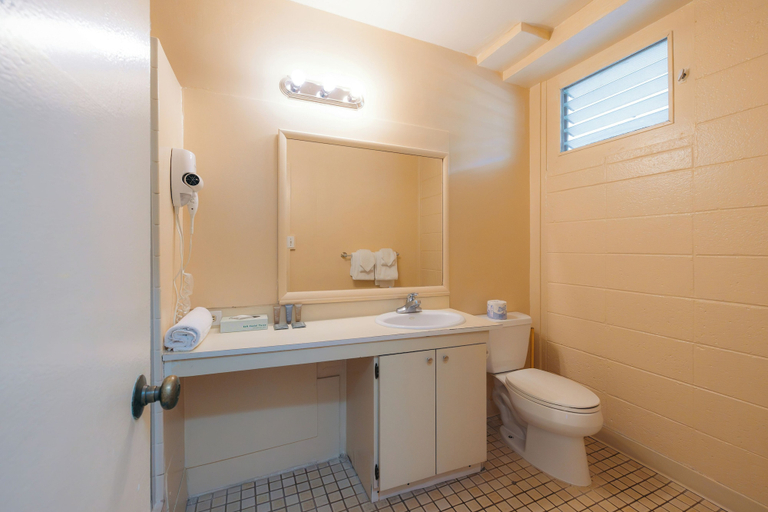 Bathroom 5, Waikiki Heritage Hotel, Honolulu