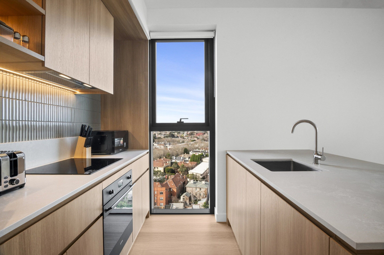 Private kitchen 4, Sky-view 2-bed Apartment Near St Kilda Beach, Melbourne