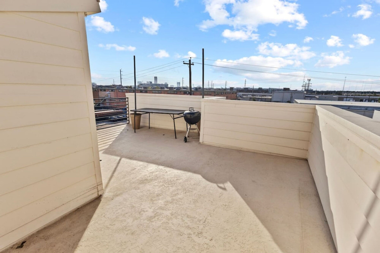 Room 3, Houston Townhome w Skyline Views Rooftop Patio, Houston
