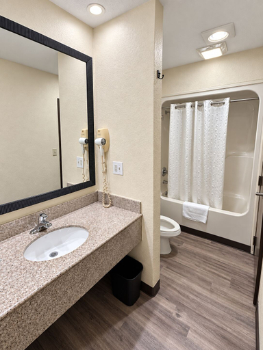 Bathroom, Travelers Inn Elizabeth City, Pasquotank