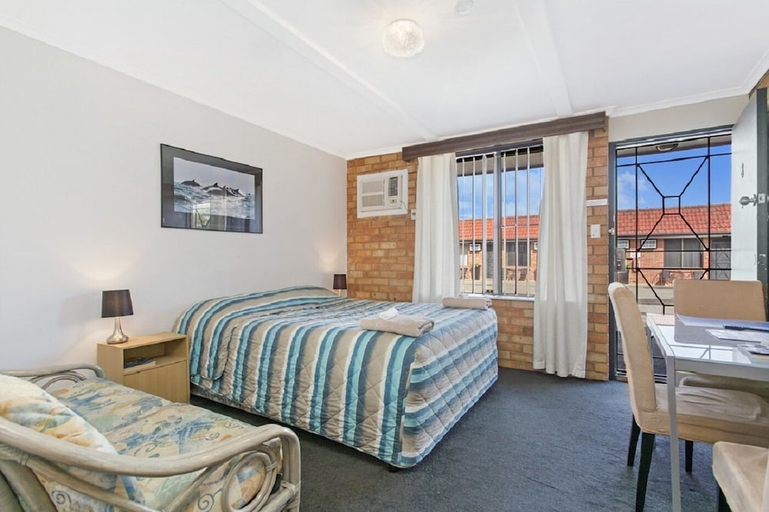 Bedroom 3, Ocean Crest Motel, Victor Harbor