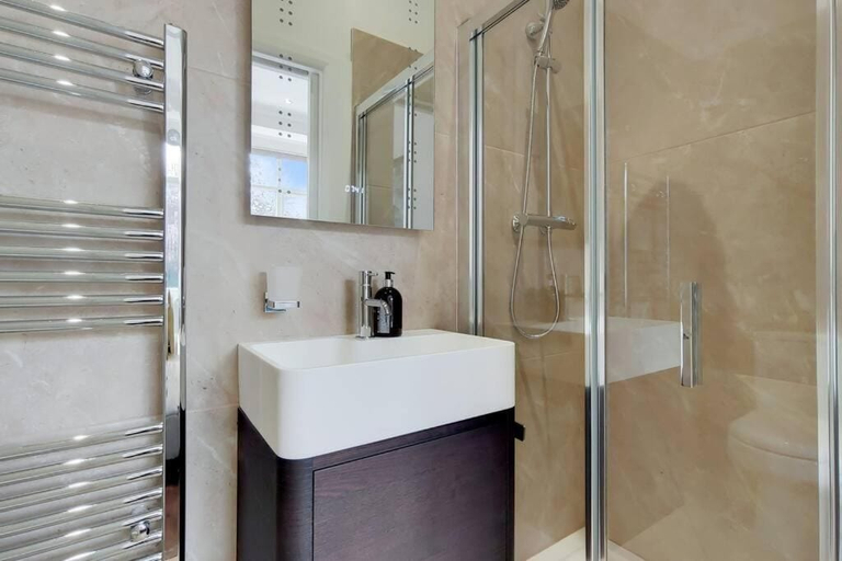 Bathroom 3, DG1 - Family Friendly 2-Bed with Garden, London