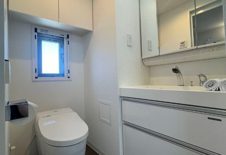 Bathroom 3, 浅草寺近く、地下鉄で銀座へ直行, Taitō