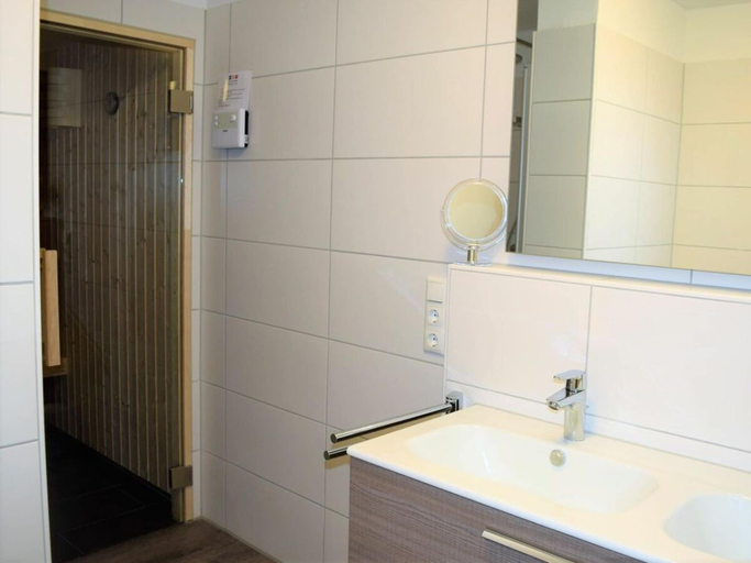 Bathroom 2, House No. 26, Holiday Home Fischerhus, Friesland