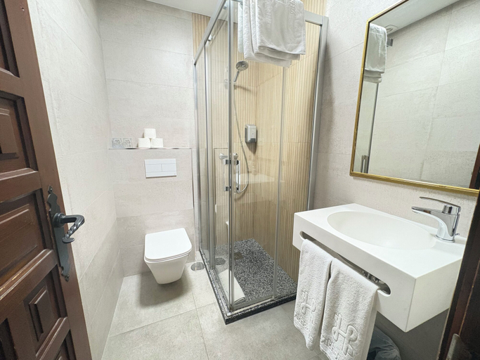 Bathroom 4, YIT Puerta Bisagra, Toledo