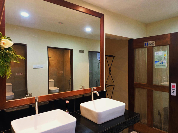 Bathroom 4, Anggun Lodge Private Room with Sharing Bathroom, Semporna