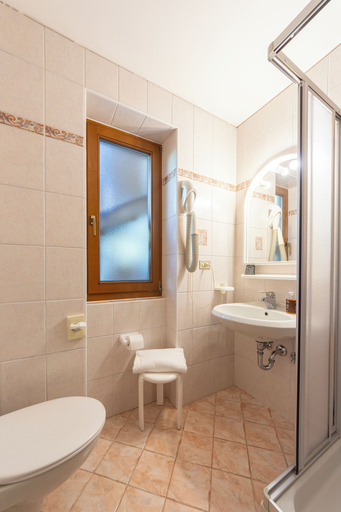 Bathroom 5, Hotel La Soldanella, Trento