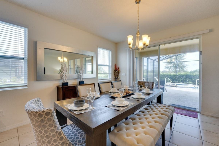 Dining 5, Luxury 7BR Home w/ Pool & Spa Near Disney, Polk