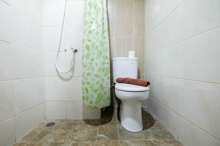 Bathroom 5, Cozy Studio Room Grand Dhika Apartment, Bekasi