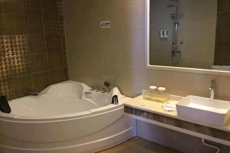 Bathroom, Shuang Bai Hotel, Chuxiong Yi
