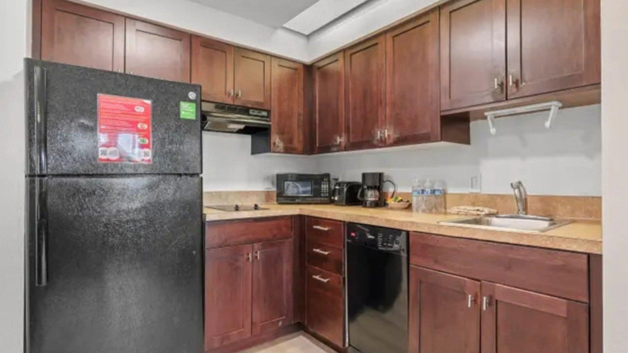 Others 4, Near Universal With Pool and Parking, Orange