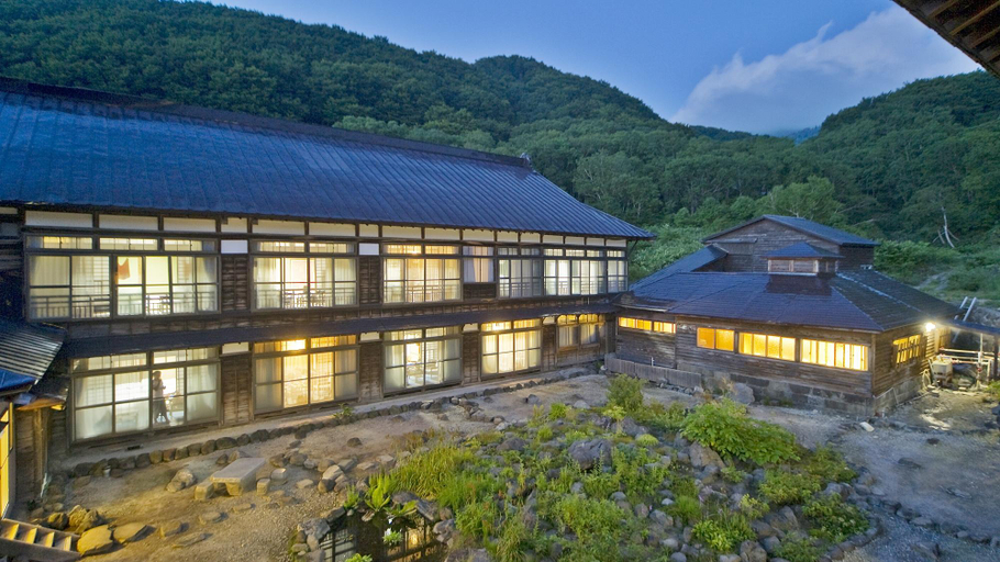Exterior & Views