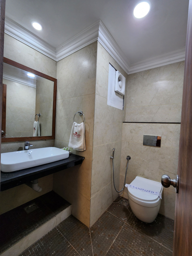 Bathroom 4, Maya's Kings Kourt, Mysore