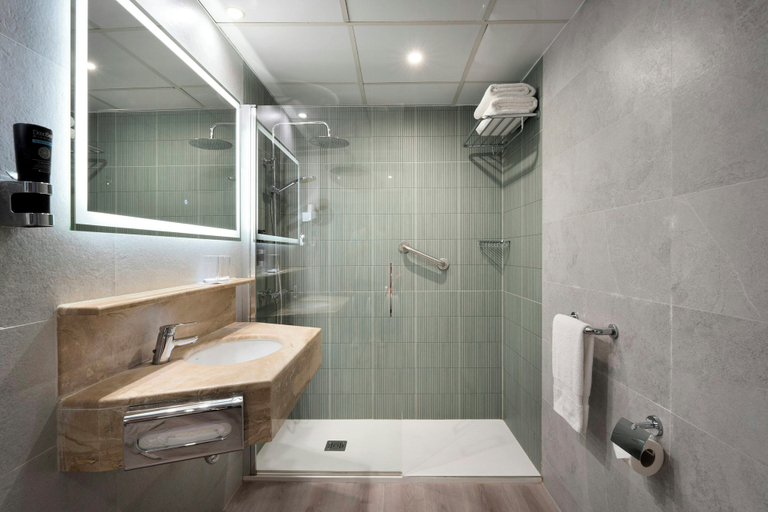Bathroom 5, Leonardo Hotel Barcelona Las Ramblas, Barcelona