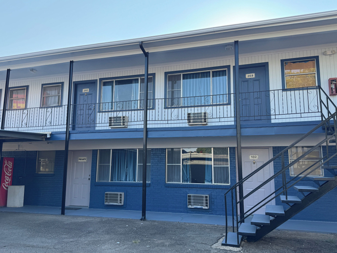 Others 2, Sands Motel, Titus