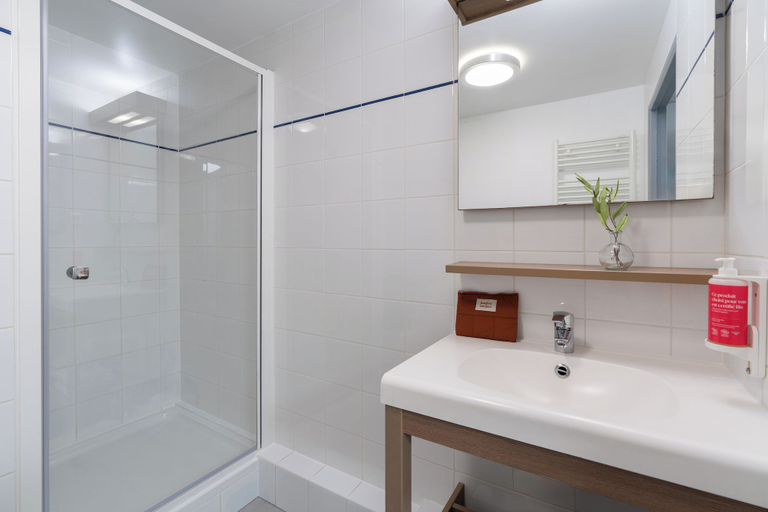 Bathroom 2, Appart'City Confort Strasbourg Centre, Bas-Rhin