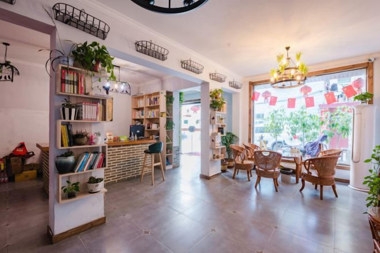Others 1, Qiqi Inn, Xinyang