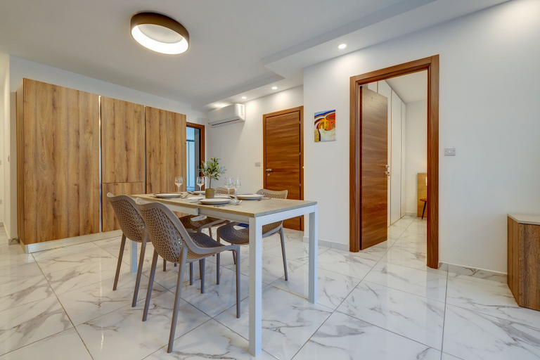 Others 2, Stylish 2BR Getaway Steps From the Promenade