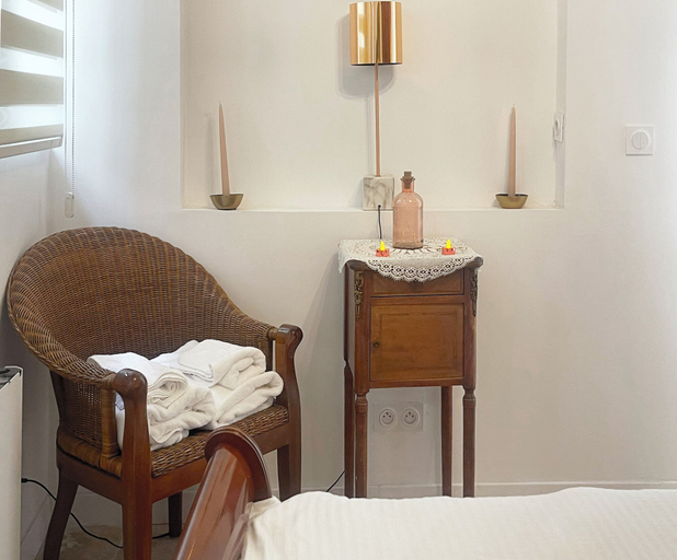 Bedroom 4, Place Sainte Marguerite Provins, Seine-et-Marne
