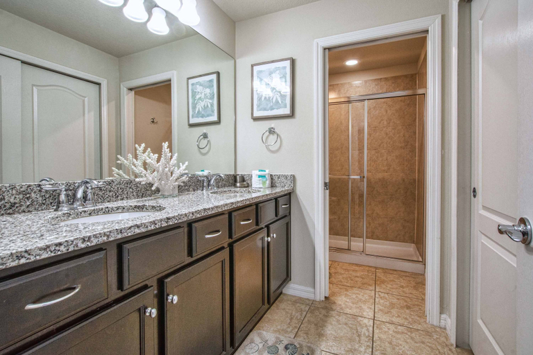 Bathroom 4, Windsor-5 Bed W/splashpool-3801ww 5 Bedroom Townhouse by RedAwning, Osceola