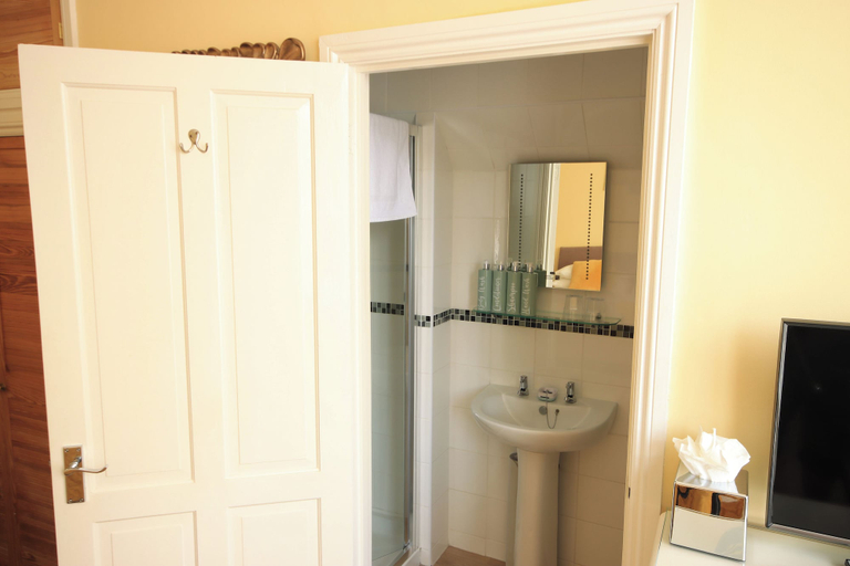 Bathroom 3, Two Beaches, Torbay