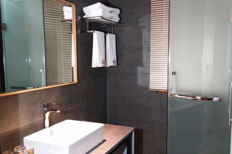 Bathroom, Guilin Inn Jianshui, Honghe Hani and Yi