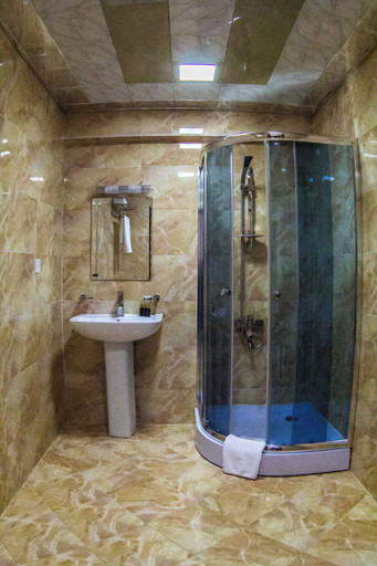 Bathroom 4, Golden Falcon Hotel - Half Board & Free Massage, Baku