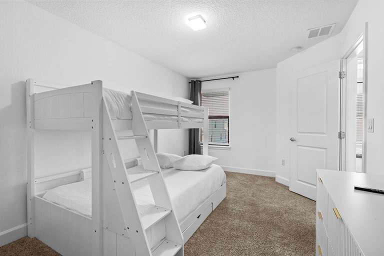 Others 3, Terra Esmeralda Home Near Disney for 9 Guests, Osceola