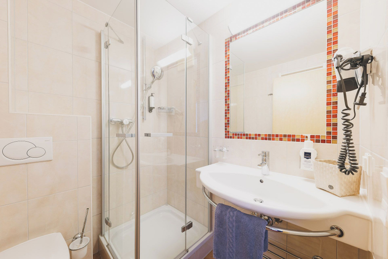 Bathroom 3, Hotel Gungau, Zell am See