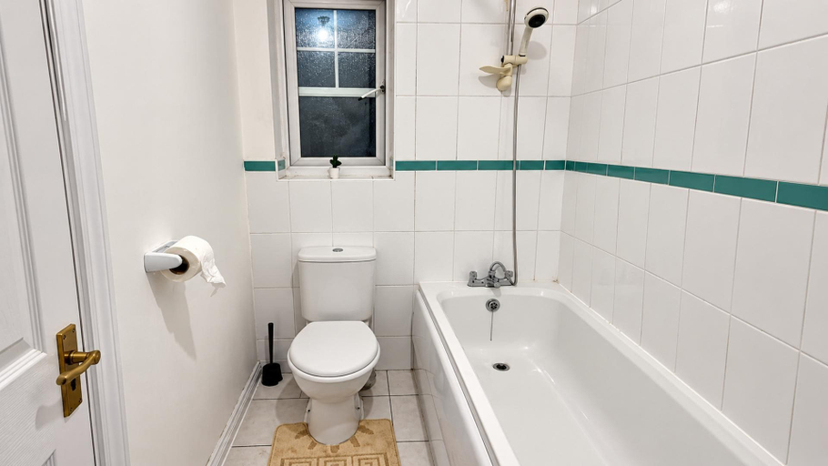 Others 2, Manchester Spacious 4-bed House, Sleeps 6, Manchester