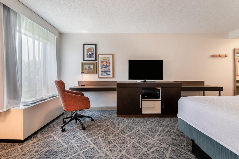 Bedroom 4, Hampton Inn White River Junction, Windsor