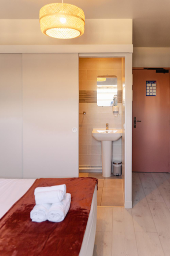 Bedroom 3, Hotel Bernieres, Calvados