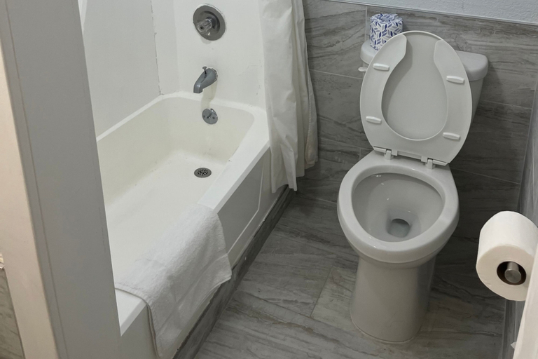 Bathroom 2, Coratel Inn and Suites By Jasper Roseville, Ramsey