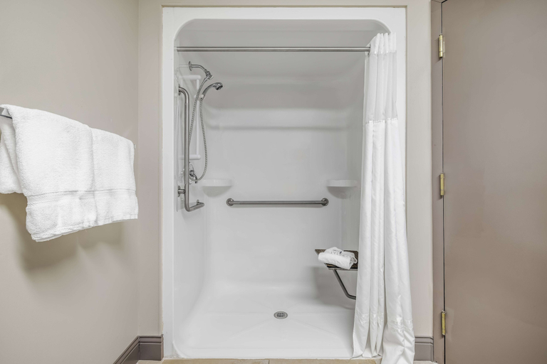 Bathroom 4, Days Inn by Wyndham Leamington, Essex